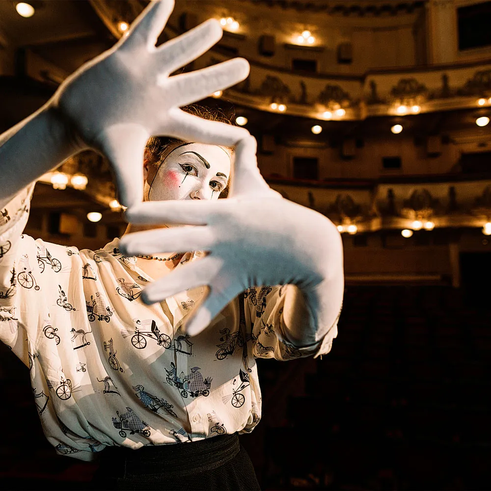 Attrice dentro il teatro